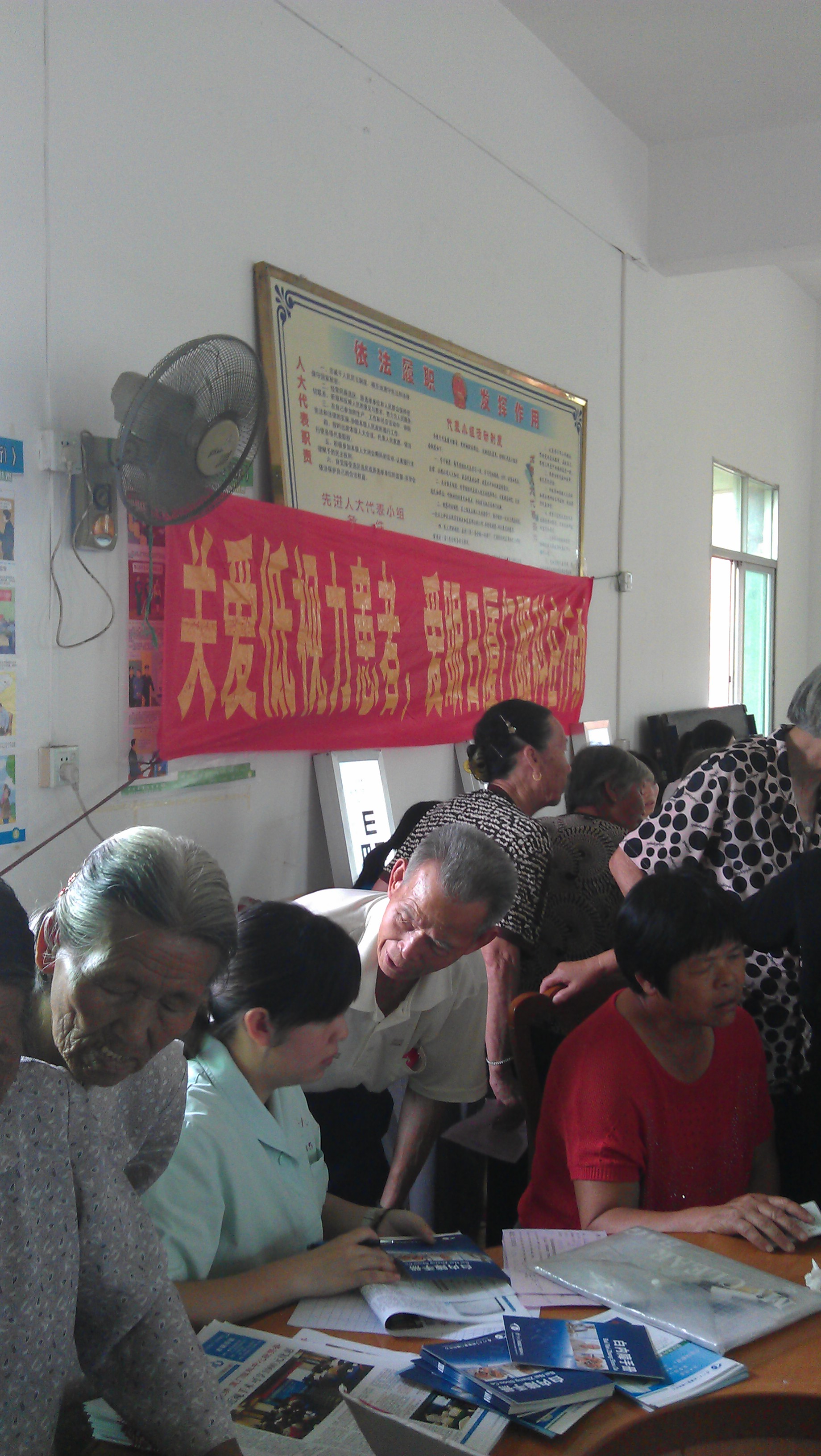 廈門眼科中心防盲辦護士正在為村民解釋白內(nèi)障致盲原因及治療方案